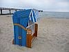 Strandkorb am Ostseestrand vor einer Seebrücke